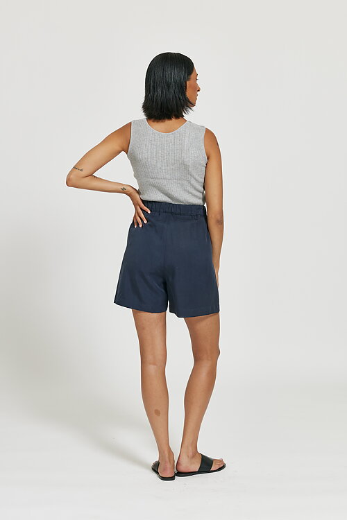 Sira Pleated Tencel Shorts Navy - Maska